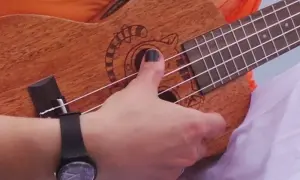 Jak grać na ukulele z długimi paznokciami i uniknąć problemów?