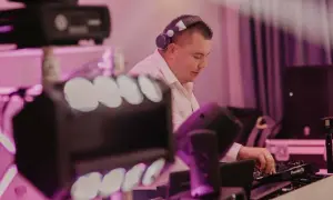 Ile kosztuje DJ na 50 urodziny? Sprawdź ceny i ukryte koszty