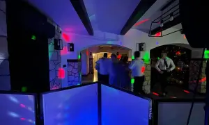 Ile kosztuje DJ na urodziny? Sprawdź ceny i ukryte koszty