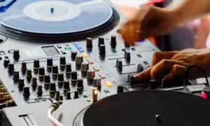 Jaką konsolę DJ na początek wybrać, aby uniknąć błędów?