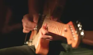 Czy gitara elektryczna gra bez wzmacniacza? Oto co musisz wiedzieć
