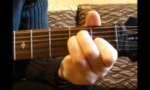 Jak łatwo zagrać chwyt D-dur na gitarze - podstawy i warianty