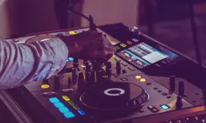 DJ czy zespół na wesele – co wybrać, aby uniknąć rozczarowania?