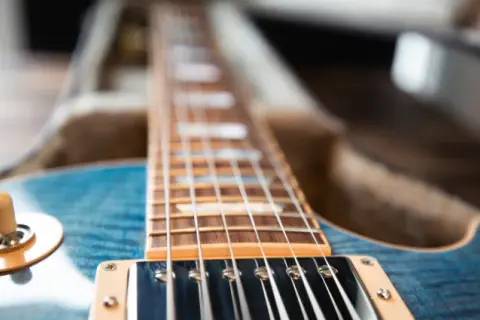 Jak ustawić gryf w gitarze elektrycznej, aby uniknąć problemów z grą