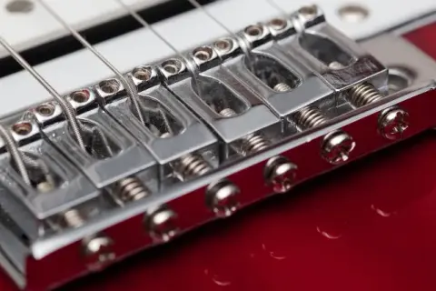 Jak wyregulować gitarę elektryczną, aby uniknąć problemów z grą