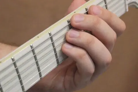 Jak zagrać na gitarze elektrycznej - proste techniki dla początkujących