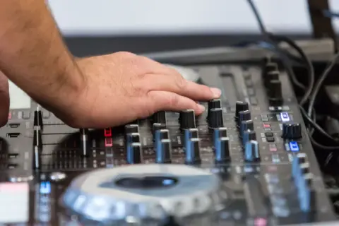 Jakie pytania do DJ na wesele, aby uniknąć rozczarowania?
