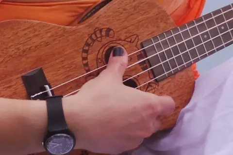 Jak grać na ukulele z długimi paznokciami i uniknąć problemów?