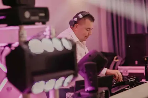 Ile kosztuje DJ na 50 urodziny? Sprawdź ceny i ukryte koszty
