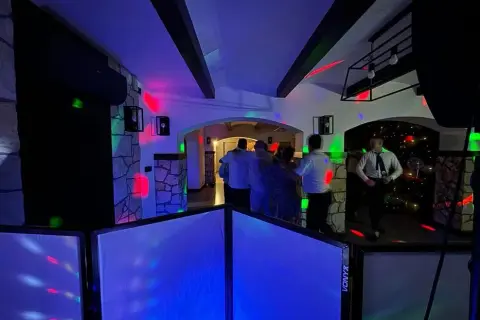 Ile kosztuje DJ na urodziny? Sprawdź ceny i ukryte koszty