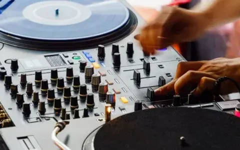 Jaką konsolę DJ na początek wybrać, aby uniknąć błędów?