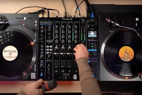 DJ set co to? Poznaj tajniki i emocje związane z występami DJ-ów