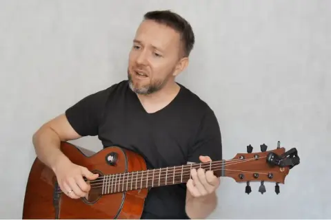 Najlepsze piosenki na gitarę akustyczną z chwytami dla początkujących