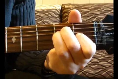 Jak łatwo zagrać chwyt D-dur na gitarze - podstawy i warianty