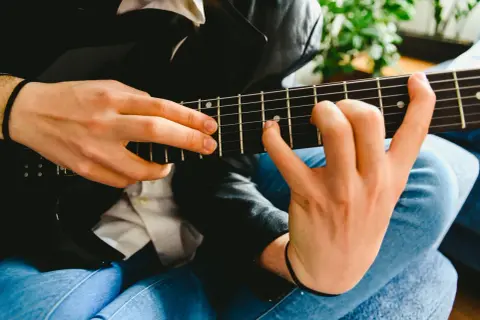 Jak łatwo zagrać chwyt gitarowy G - proste wskazówki dla początkujących