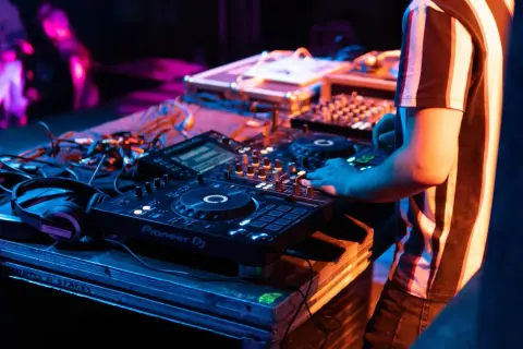 Ile zarabia DJ za noc? Zaskakujące stawki i czynniki wpływające na wynagrodzenie