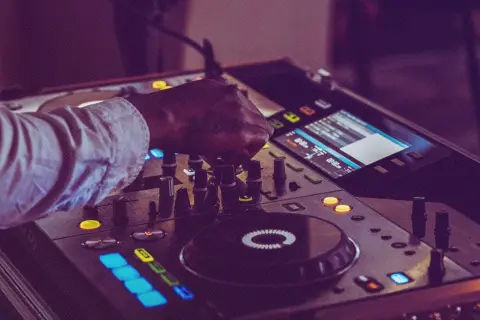 DJ czy zespół na wesele – co wybrać, aby uniknąć rozczarowania?