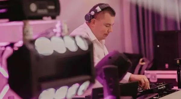 Ile kosztuje DJ na 50 urodziny? Sprawdź ceny i ukryte koszty