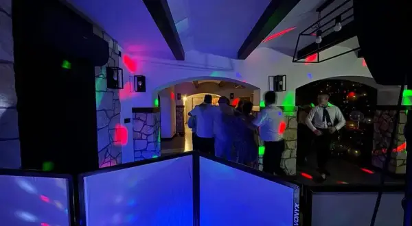 Ile kosztuje DJ na urodziny? Sprawdź ceny i ukryte koszty
