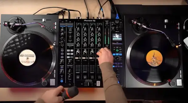 DJ set co to? Poznaj tajniki i emocje związane z występami DJ-ów