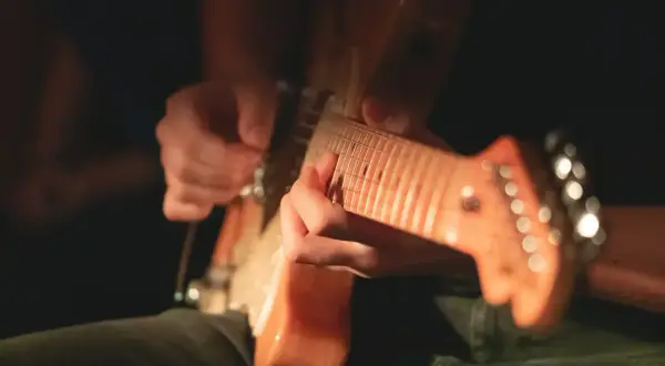 Czy gitara elektryczna gra bez wzmacniacza? Oto co musisz wiedzieć