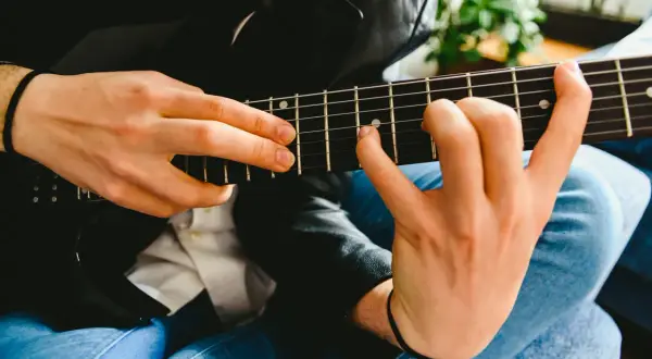 Jak łatwo zagrać chwyt gitarowy G - proste wskazówki dla początkujących