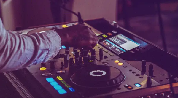 DJ czy zespół na wesele – co wybrać, aby uniknąć rozczarowania?