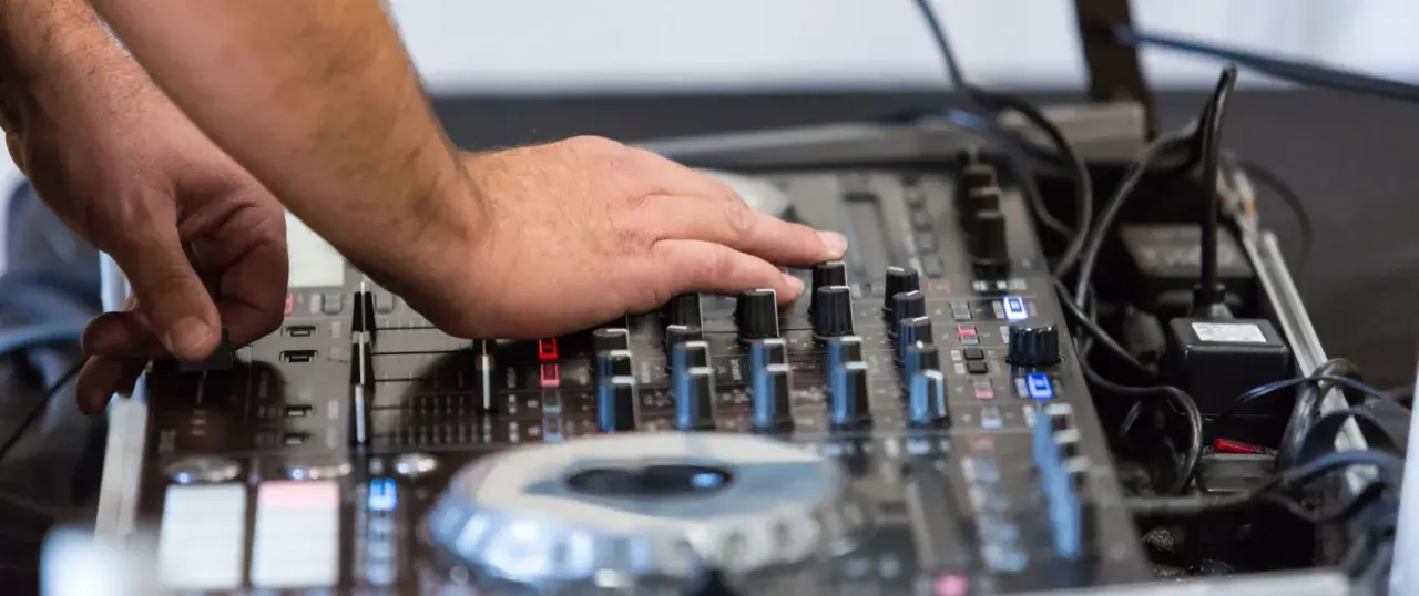 Jakie pytania do DJ na wesele, aby uniknąć rozczarowania?