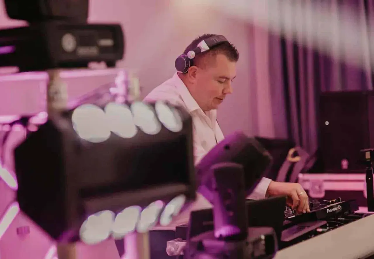 Ile kosztuje DJ na 50 urodziny? Sprawdź ceny i ukryte koszty
