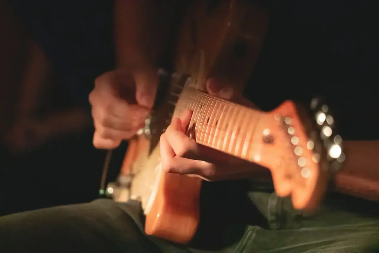 Czy gitara elektryczna gra bez wzmacniacza? Oto co musisz wiedzieć