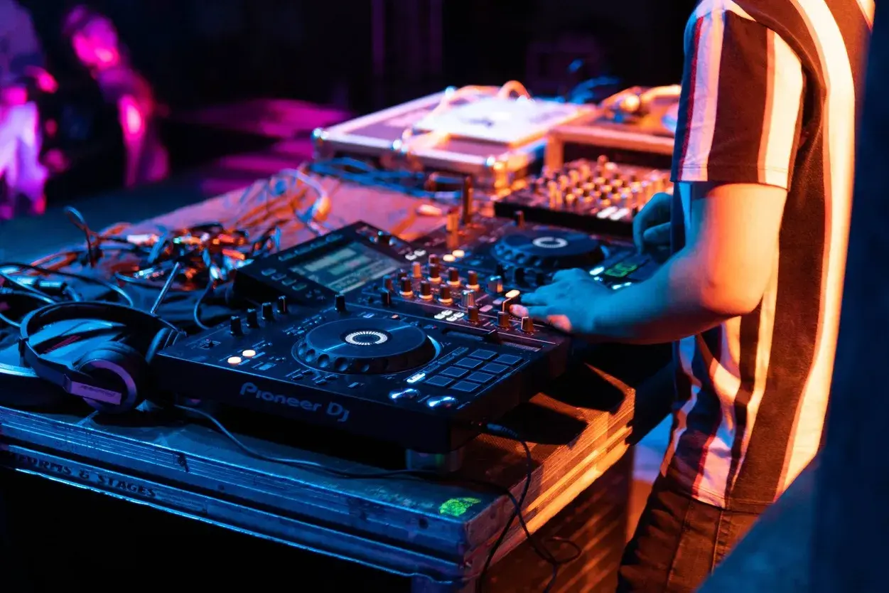 Ile zarabia DJ za noc? Zaskakujące stawki i czynniki wpływające na wynagrodzenie