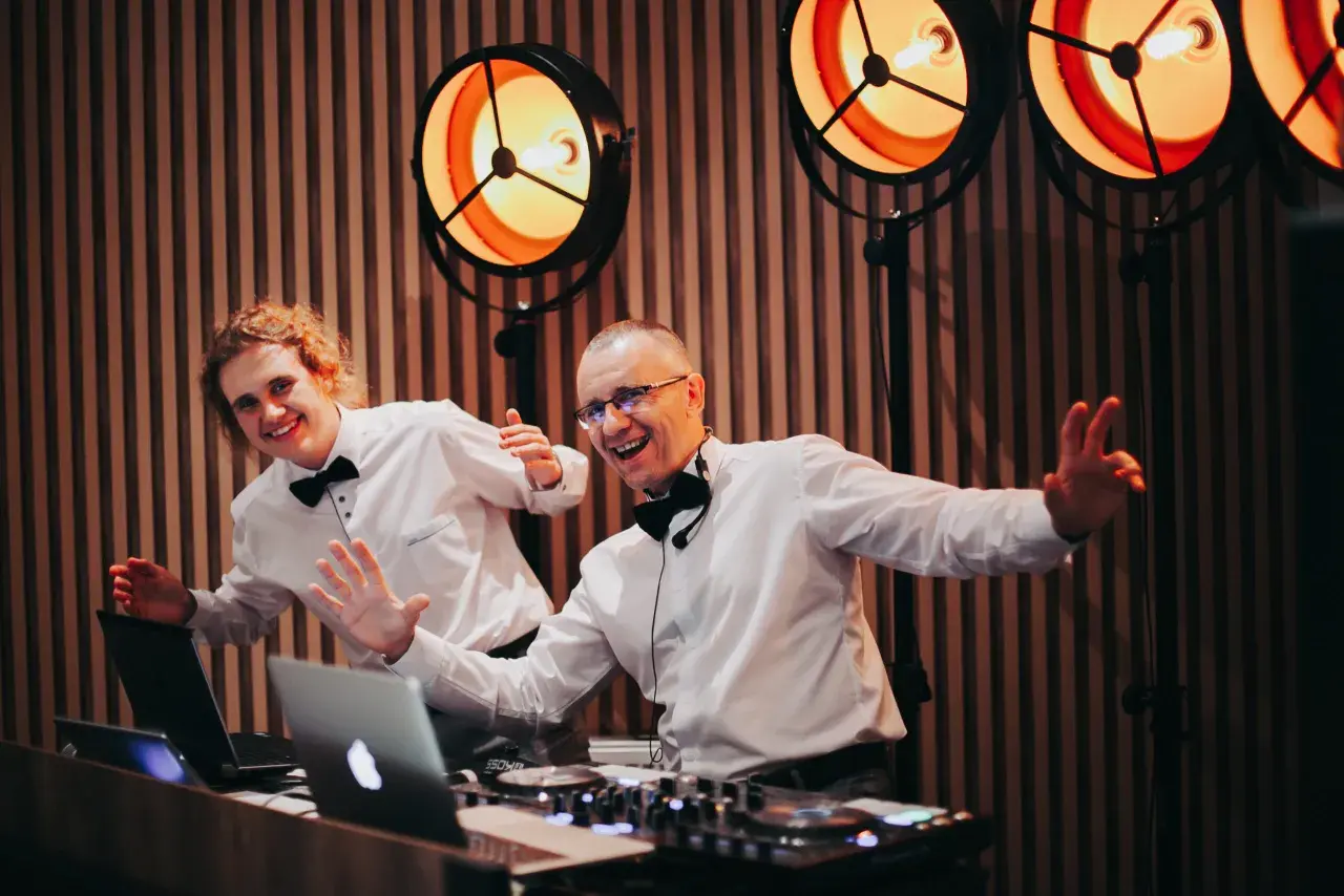 Ile kosztuje DJ na studniówkę? Ceny, które mogą Cię zaskoczyć