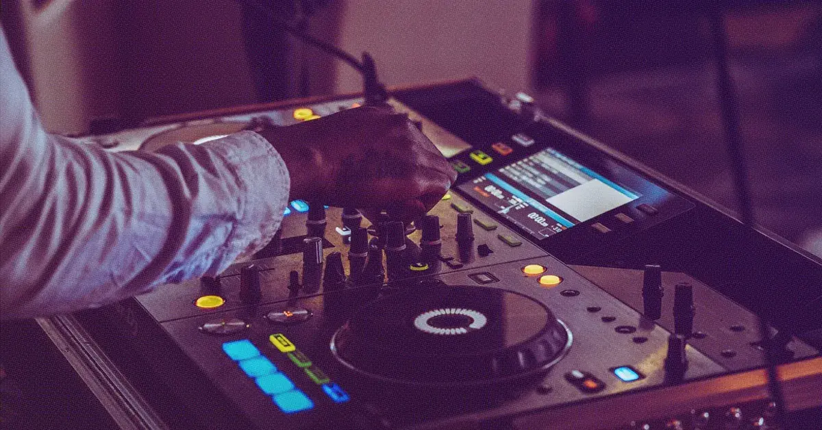 DJ czy zespół na wesele – co wybrać, aby uniknąć rozczarowania?