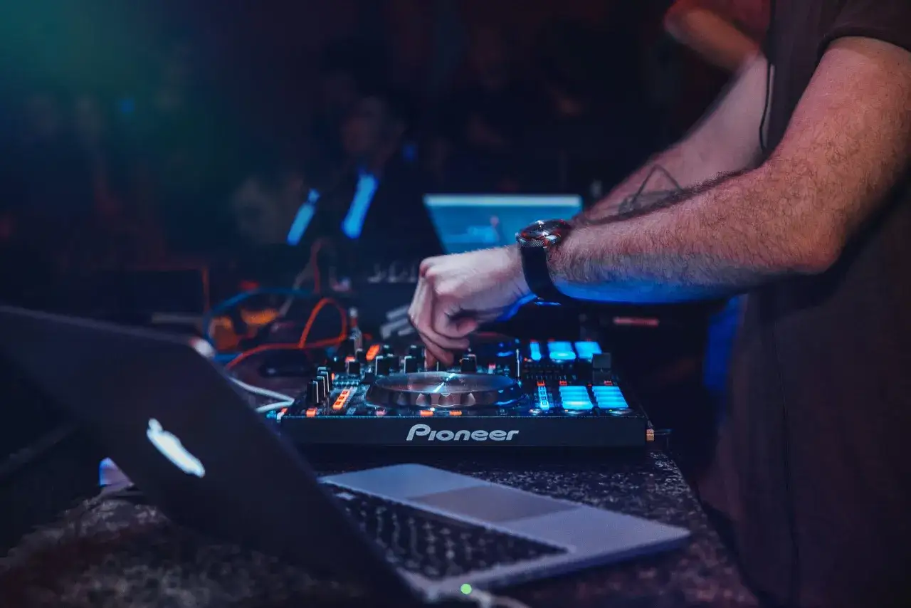 Zdjęcie Jak zostać DJ-em w klubie: kluczowe umiejętności i sprzęt, by odnieść sukces