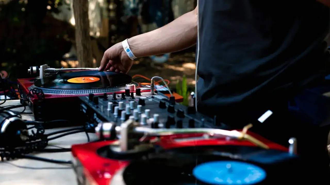 Zdjęcie Ile zarabia DJ za noc? Zaskakujące stawki i czynniki wpływające na wynagrodzenie