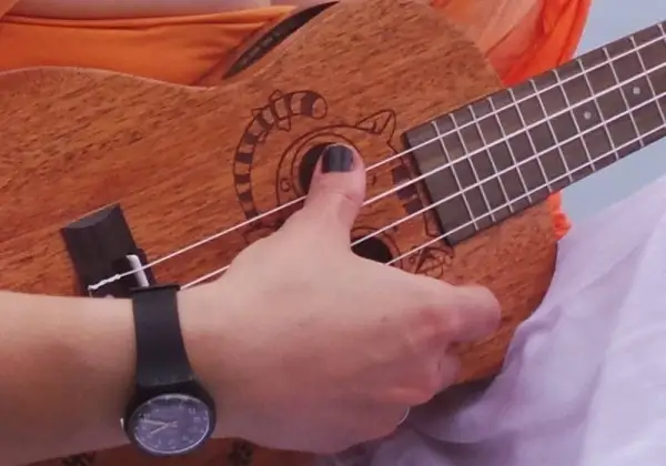 Jak grać na ukulele z długimi paznokciami i uniknąć problemów?