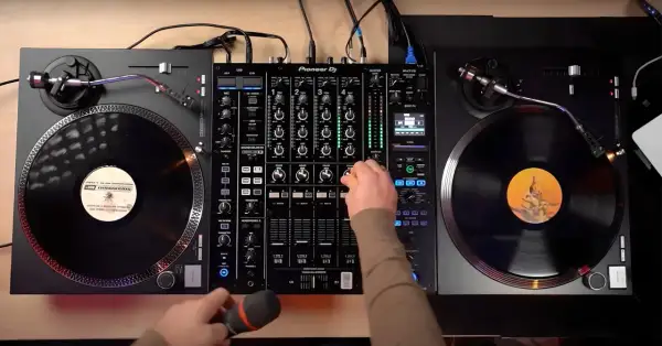 DJ set co to? Poznaj tajniki i emocje związane z występami DJ-ów