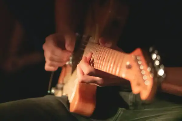 Czy gitara elektryczna gra bez wzmacniacza? Oto co musisz wiedzieć